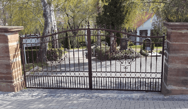 Tor zum Friedhof - Metallbau Hofbauer